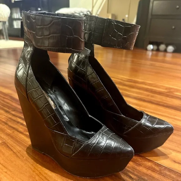 BCBGMaxAzria Black Reptile Print Platform Wedge - Picture 1 of 6